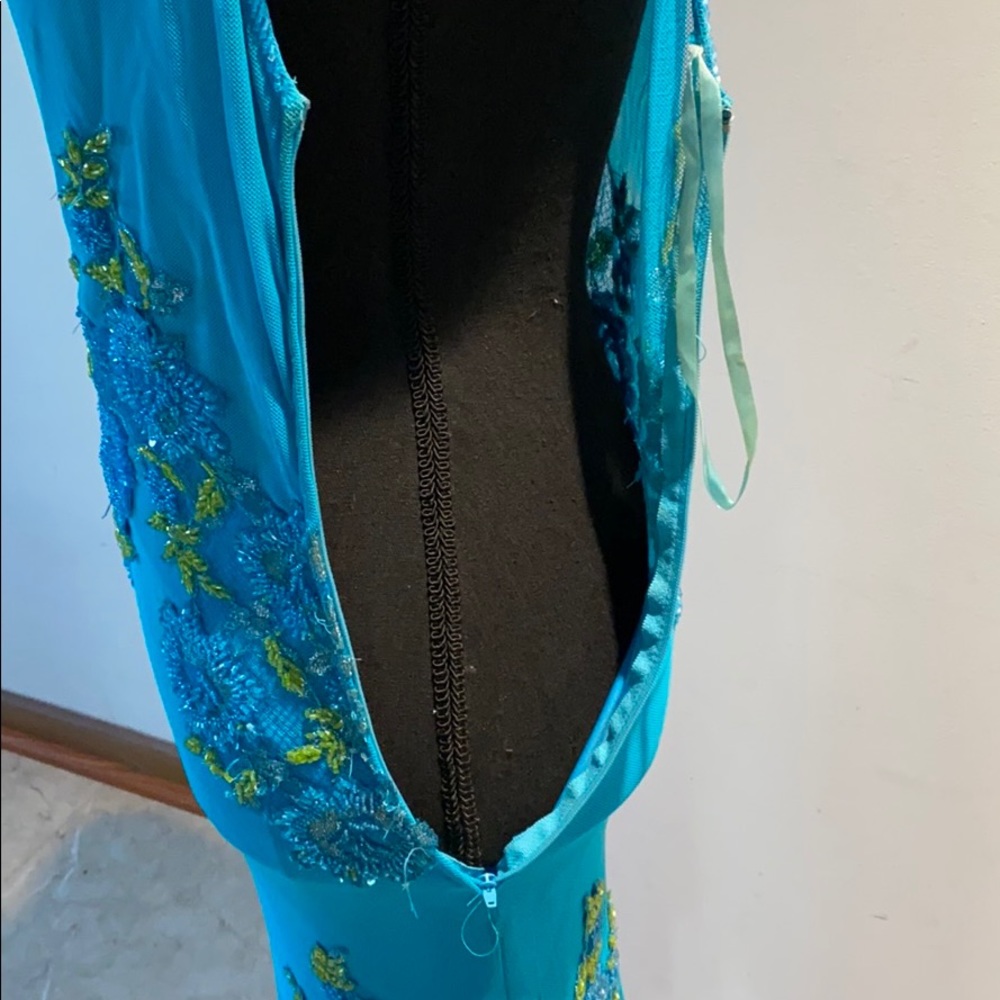 Evening dress with beads - Picture 11 of 16